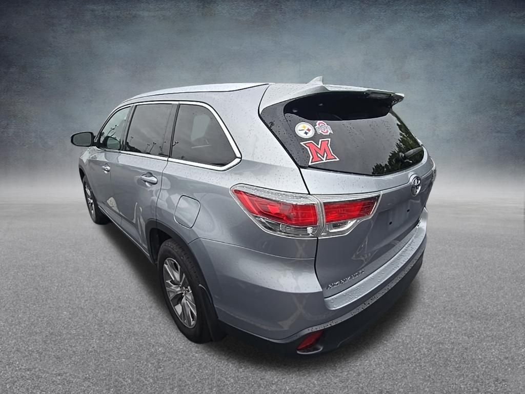Used 2015 Silver Sky Metallic Toyota XLE V6 image 5
