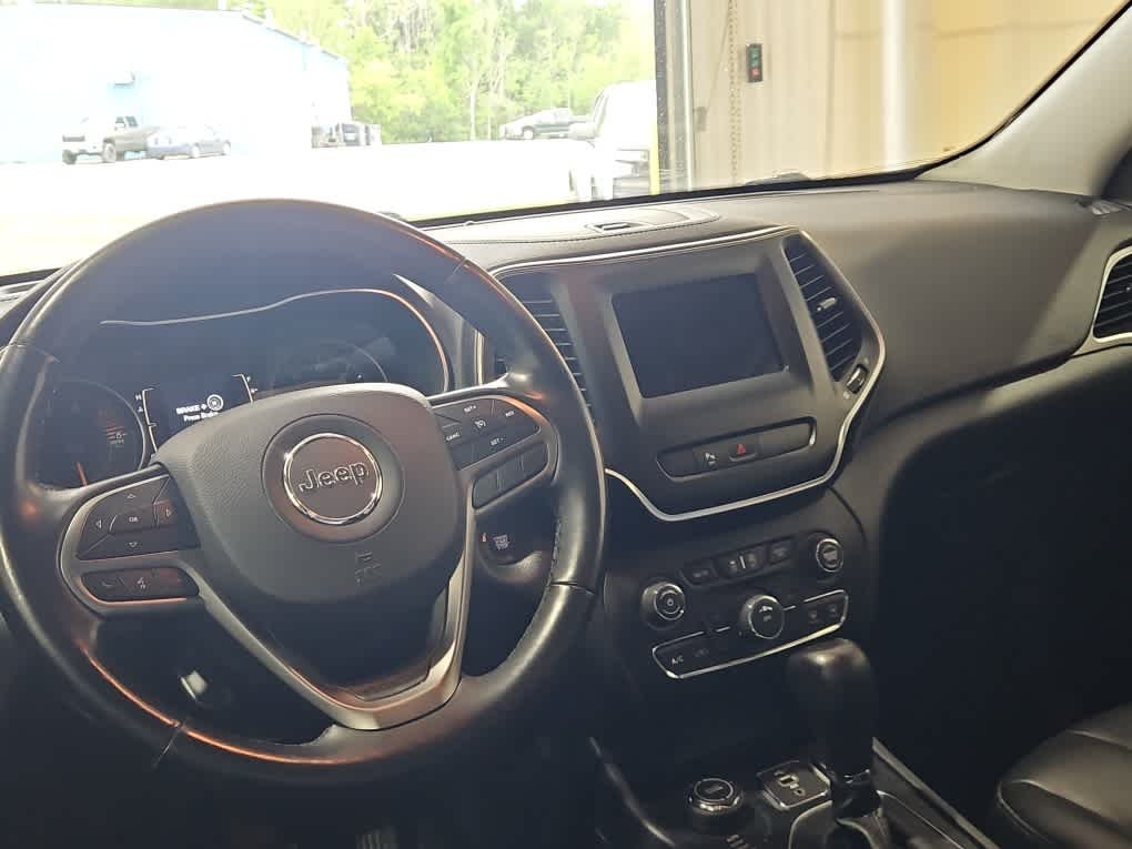 Used 2020 Granite Crystal Metallic Clearcoat Jeep Latitude Plus image 8
