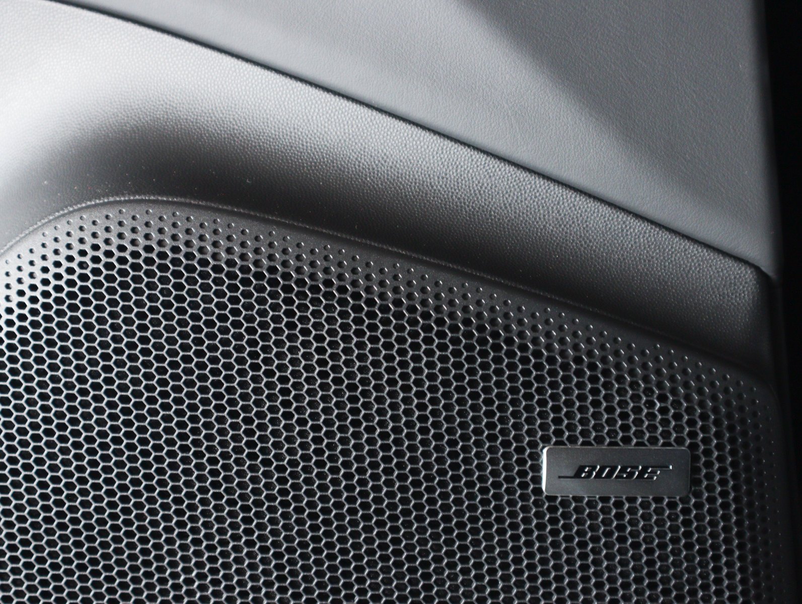 2025 Porsche Macan Turbo Electric - Photo 25