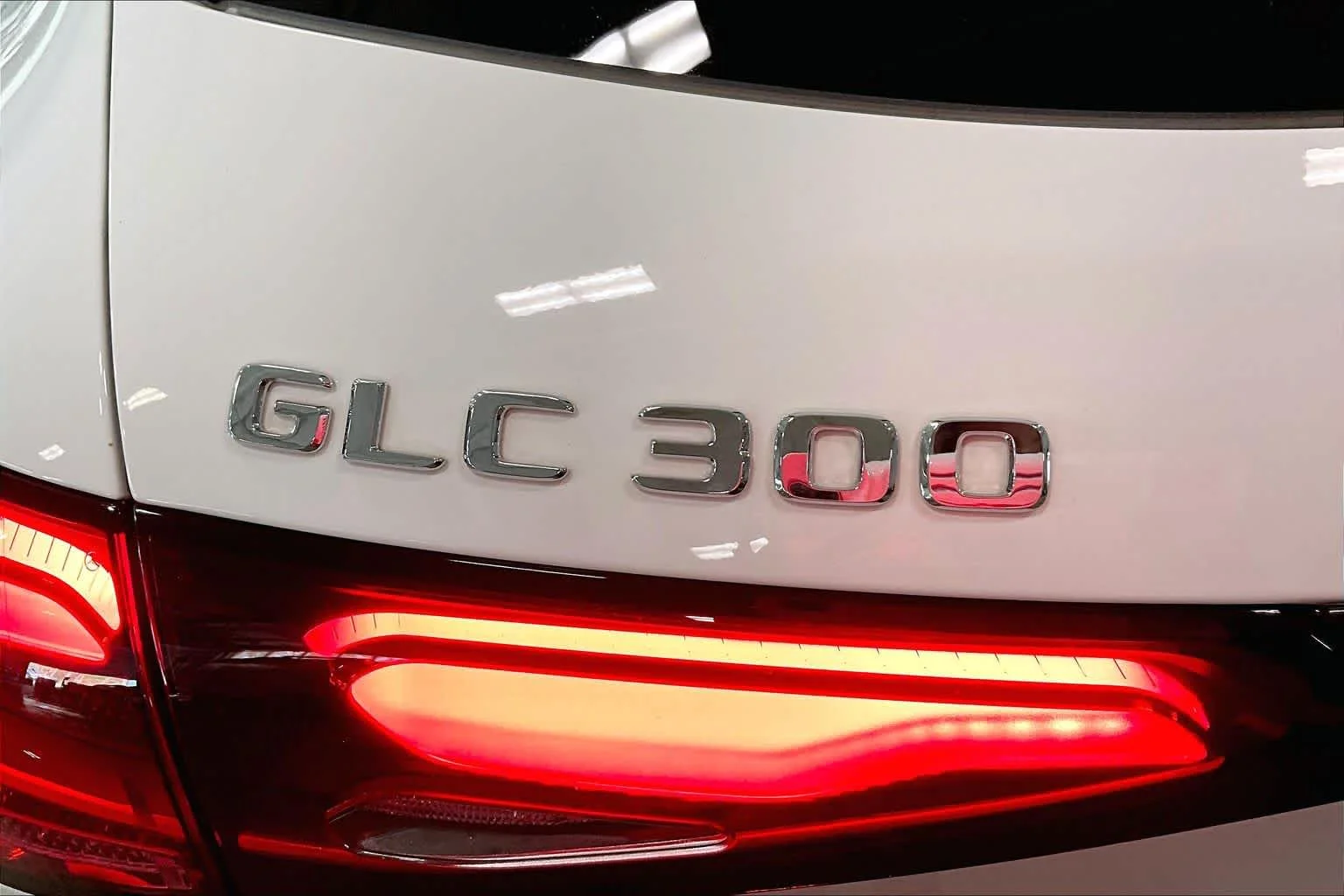 Certified Used 2025 Polar White Mercedes-Benz GLC 300 image 10