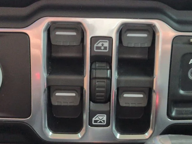 Used 2020 Gobi Clearcoat Jeep Sport image 22