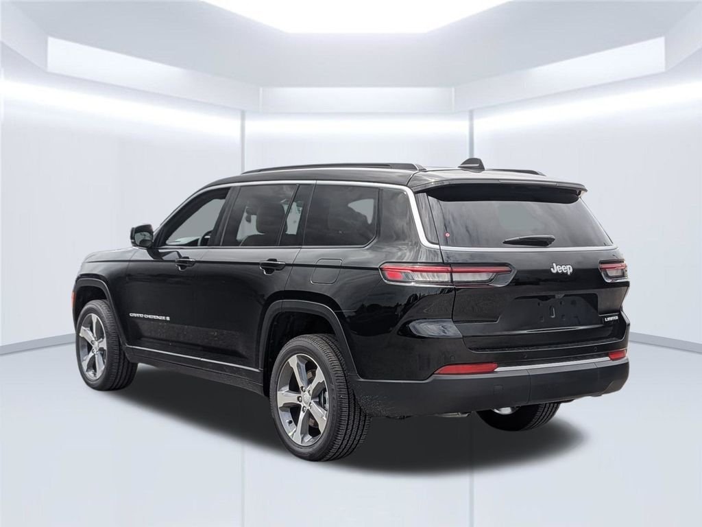 New 2026 Diamond Black Crystal Pearl-Coat Exterior Paint Jeep Limited image 3