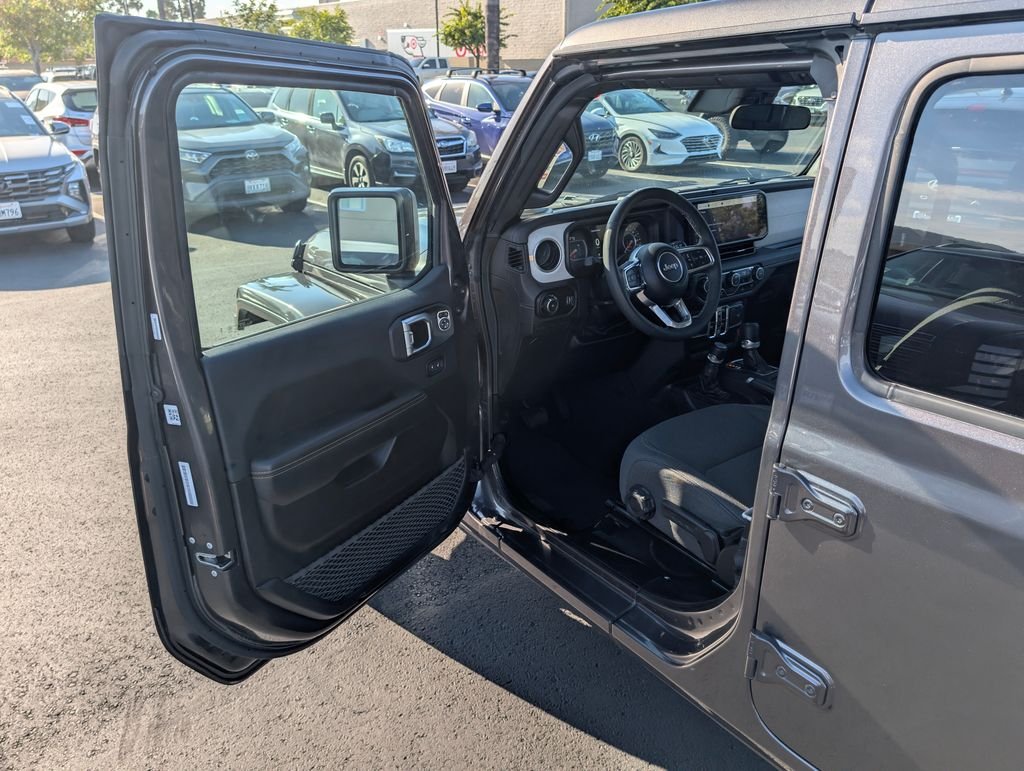 2025 Jeep Wrangler 4-Door Sahara - Photo 34