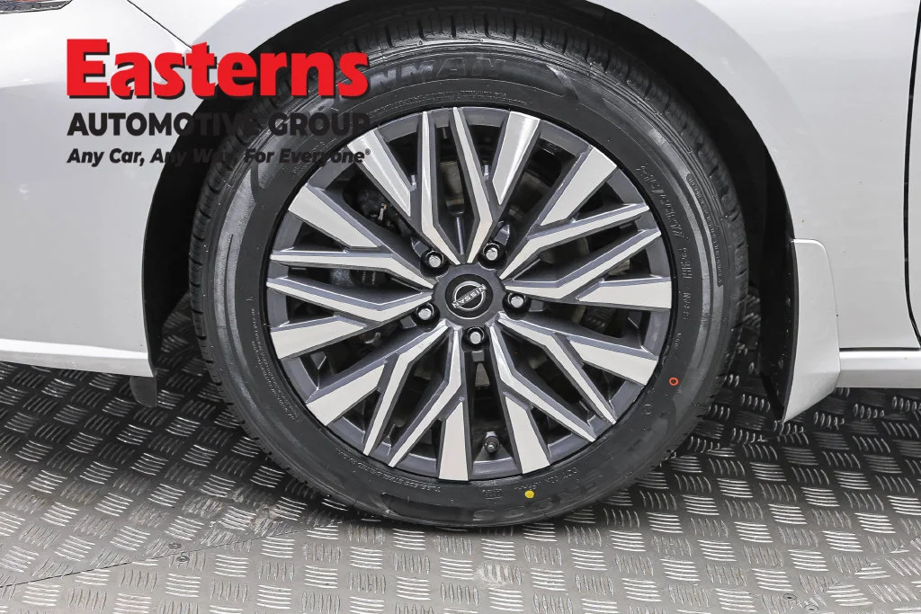 Used 2023 Silver Nissan 2.5 SV image 32