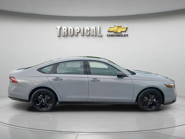 Used 2025 Gray Honda SE image 6