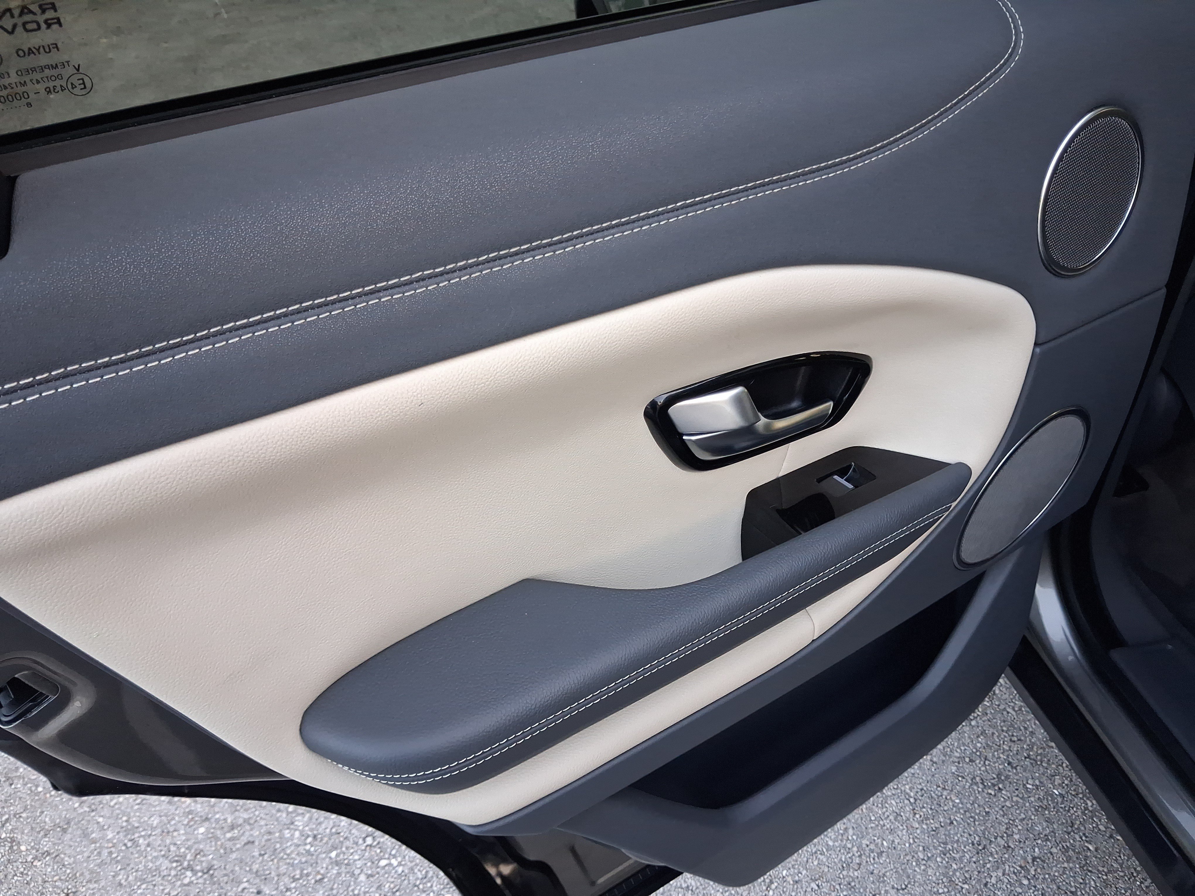 Used 2019  Land Rover SE image 11