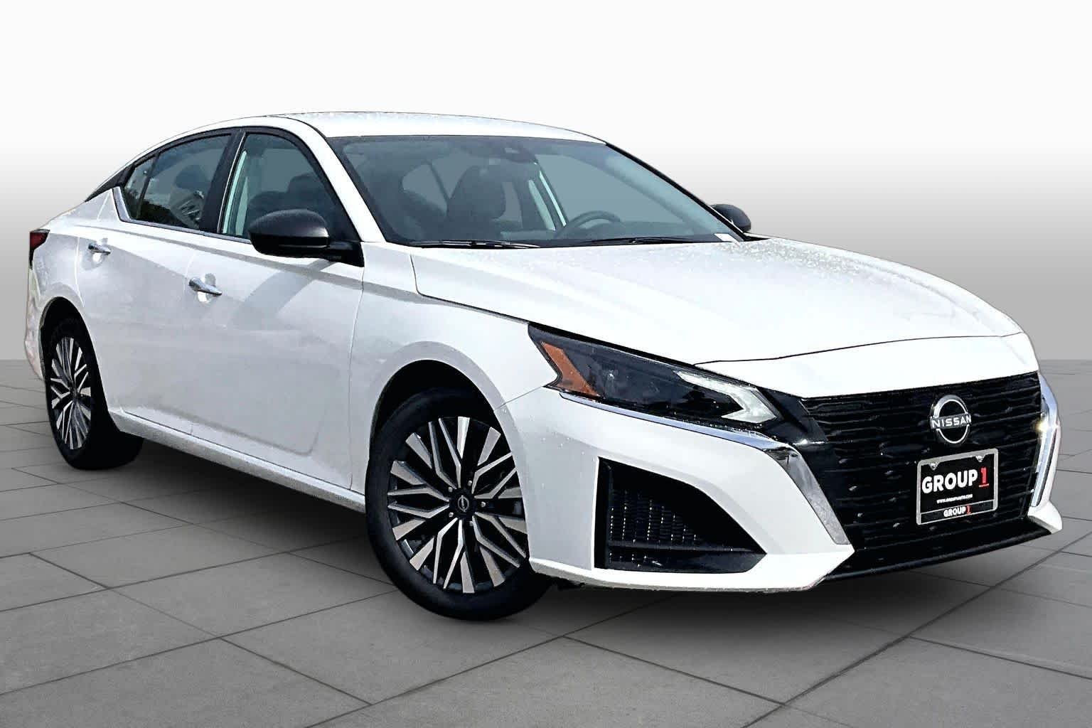 Used 2025 Glacier White Nissan SV image 3