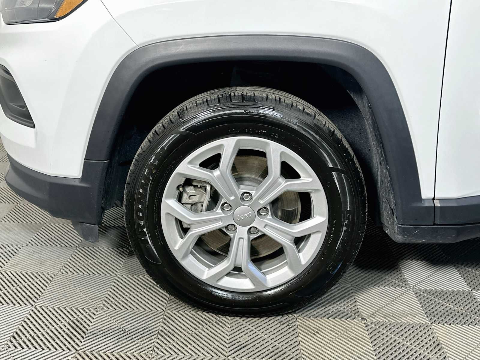 Used 2024 Bright White Clearcoat Jeep Latitude image 28