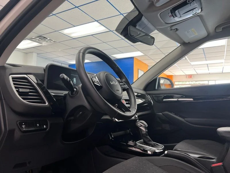 Used 2025 White Kia S image 19