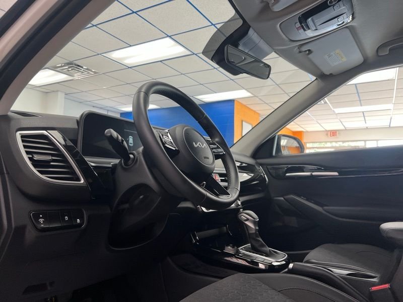 Used 2025 White Kia S image 19