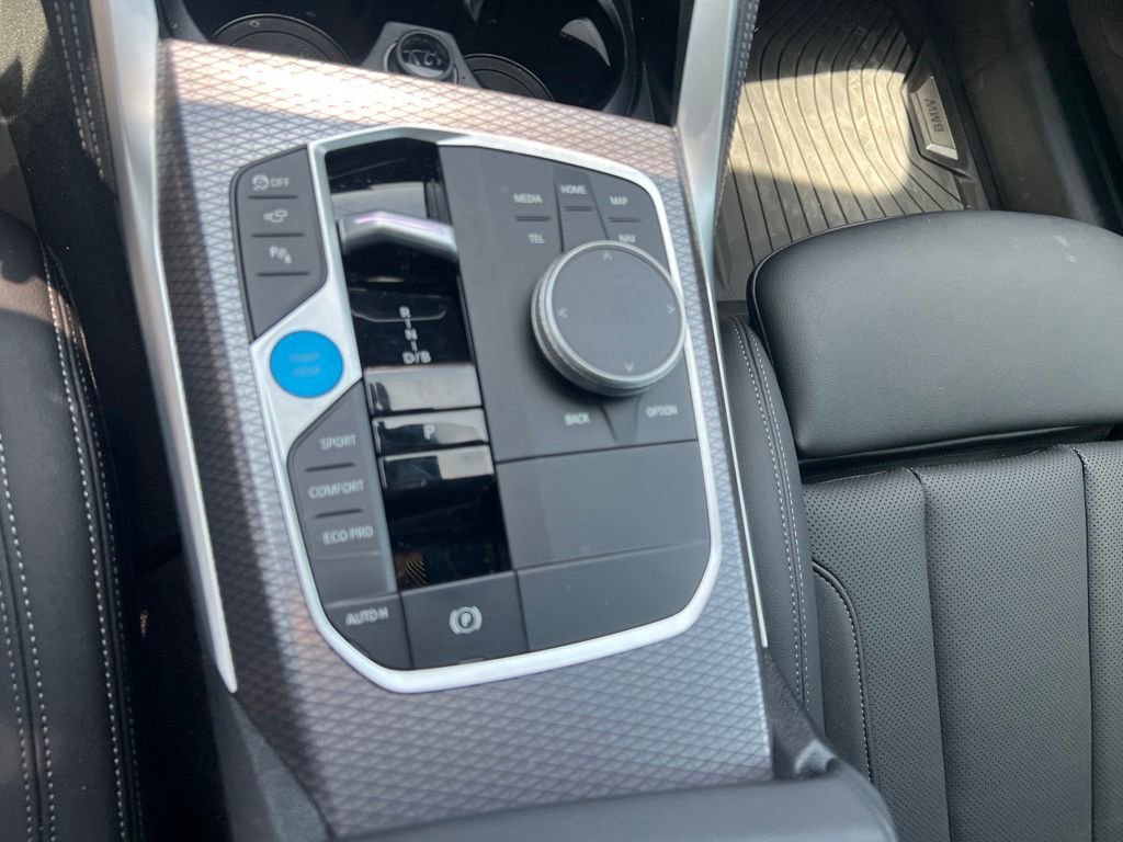 Used 2025 Alpine White BMW xDrive40 image 18