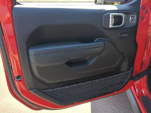 Used 2022 Red Jeep Sport S image 19