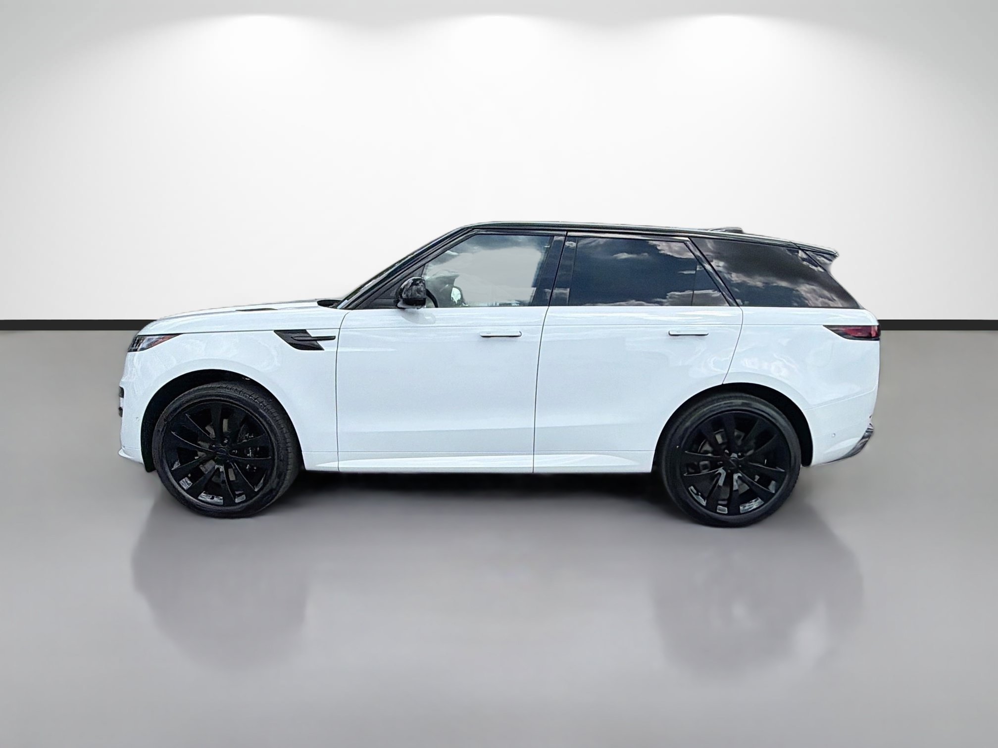 New 2027 Fuji White Land Rover Dynamic SE image 2