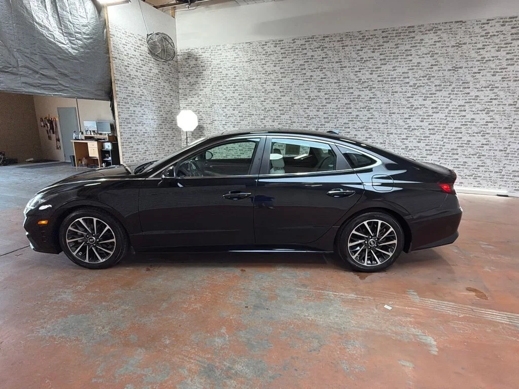 Used 2022 Black Hyundai Limited image 4