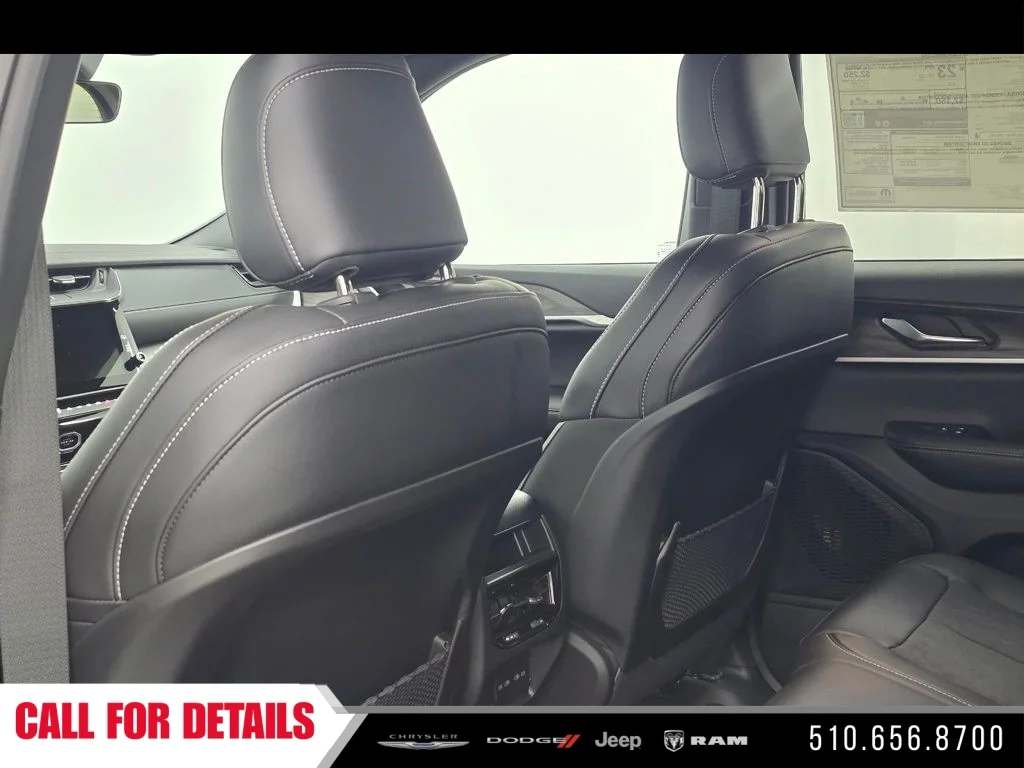 New 2026 Diamond Black Crystal Pearl-Coat Exterior Paint Jeep Altitude image 12