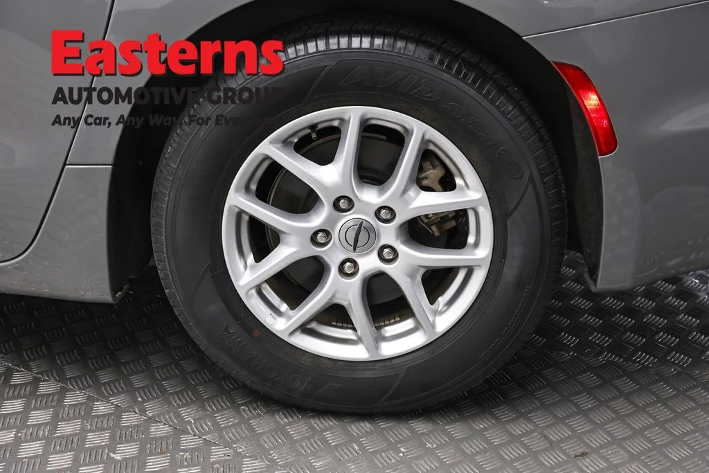 Used 2023 White Chrysler Touring L image 8