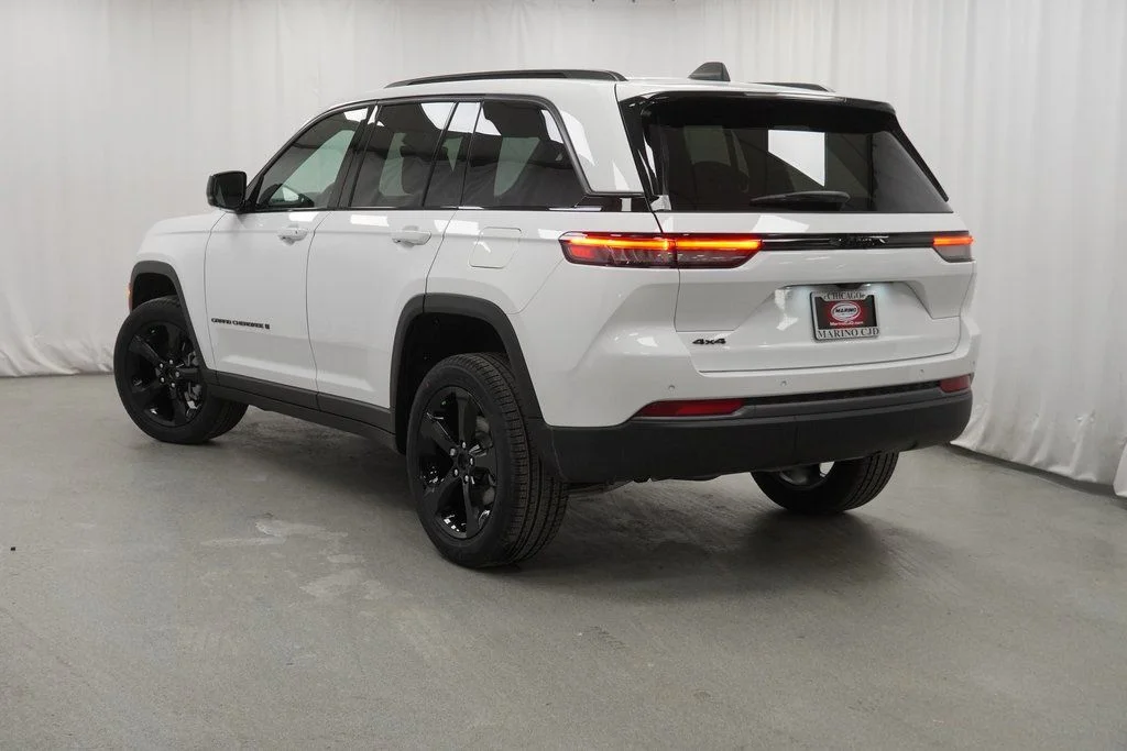 New 2026 Bright White Clear-Coat Exterior Paint Jeep Limited image 13