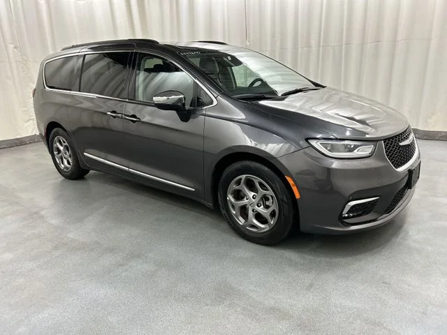 2023 Chrysler Pacifica Limited's photo