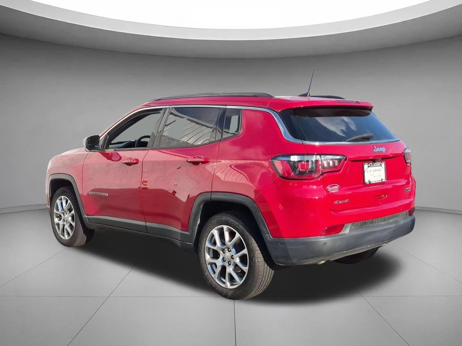 Used 2023 Redline Pearlcoat Jeep Latitude Lux image 3