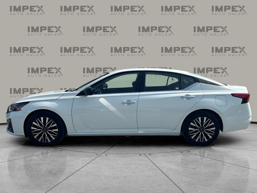 Used 2025 White Nissan 2.5 SV image 2