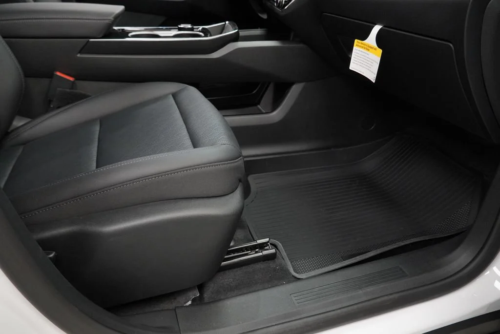 New 2027 Summit White Chevrolet LT image 31