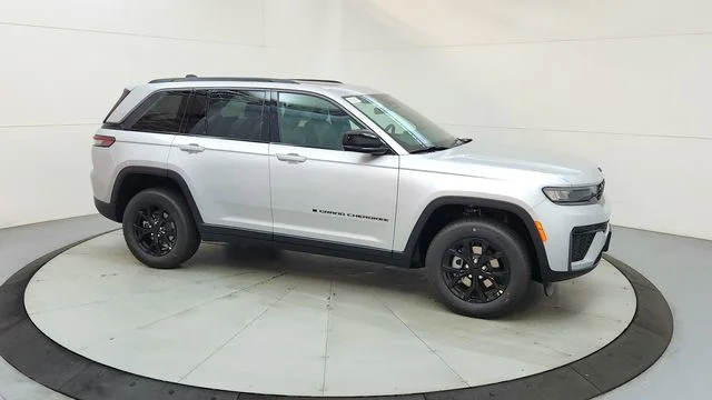 New 2026 Silver Zynith Exterior Paint Jeep Laredo Altitude image 13