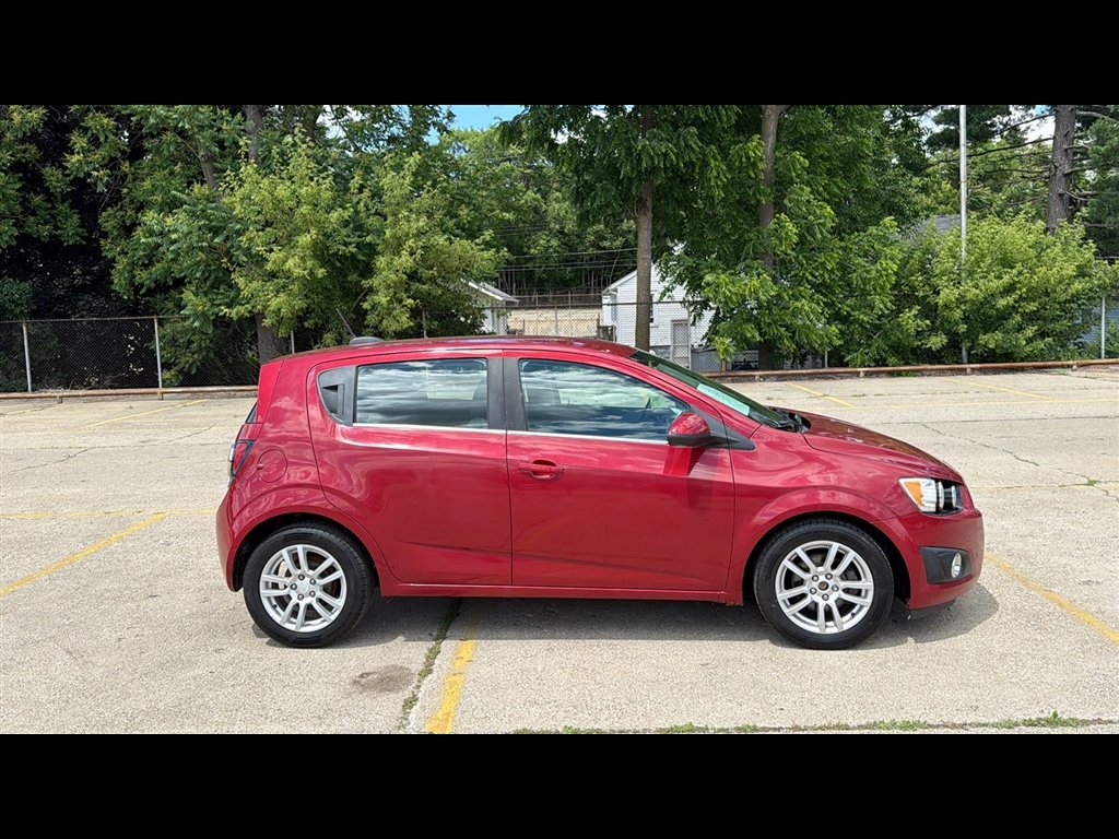 Used 2016 CRYSTAL RED TINTCOAT Chevrolet LT image 6