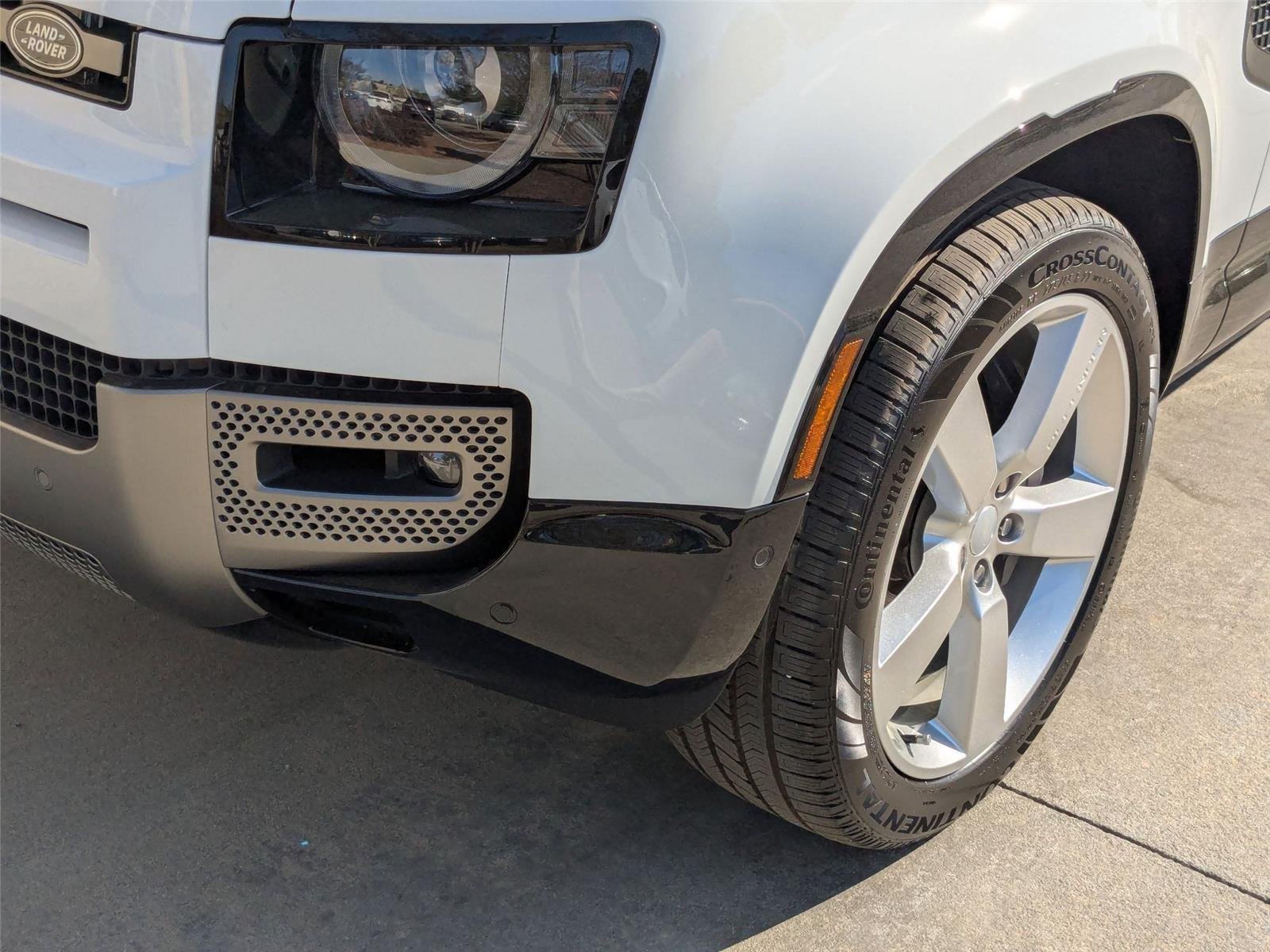 Used 2025 Fuji White Land Rover X-Dynamic SE image 9