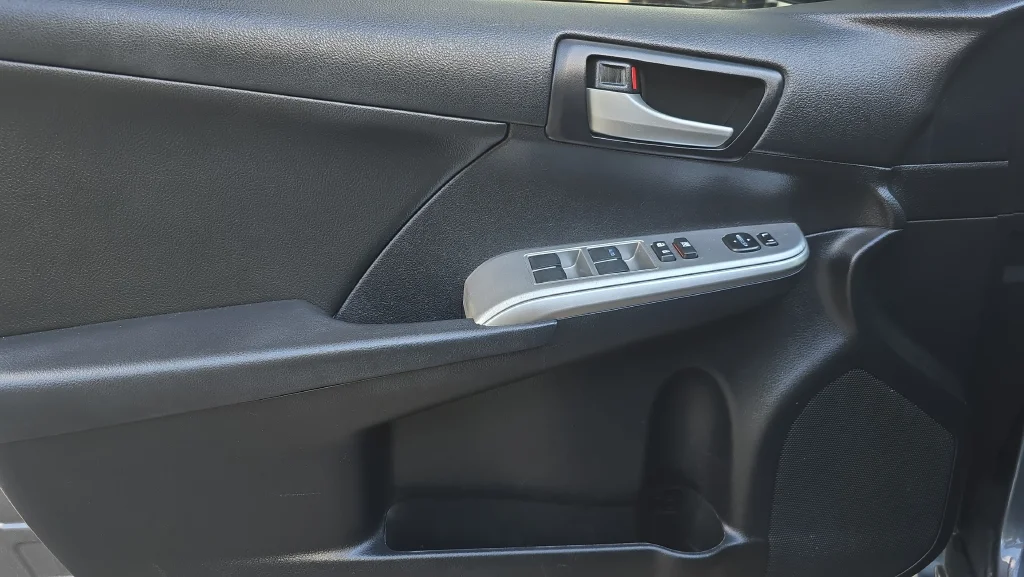 Used 2014 Gray Toyota SE image 19