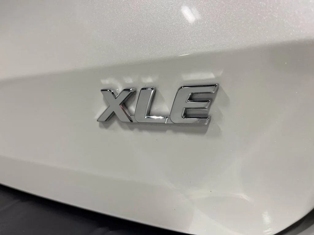 Used 2018 Blizzard Pearl Toyota XLE image 39