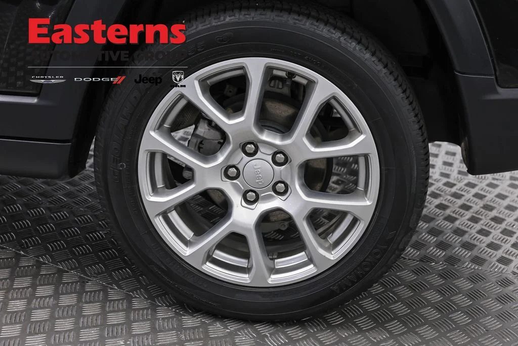 Certified Used 2024 Black Jeep Latitude Lux image 33