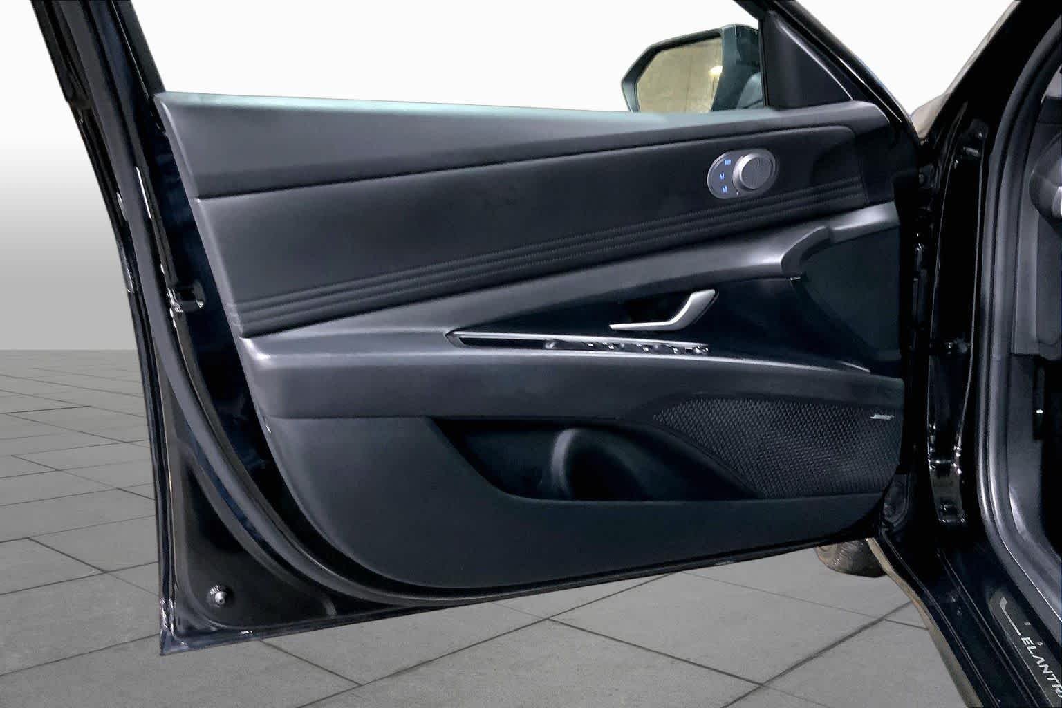 Used 2025 Abyss Black Hyundai Limited image 22