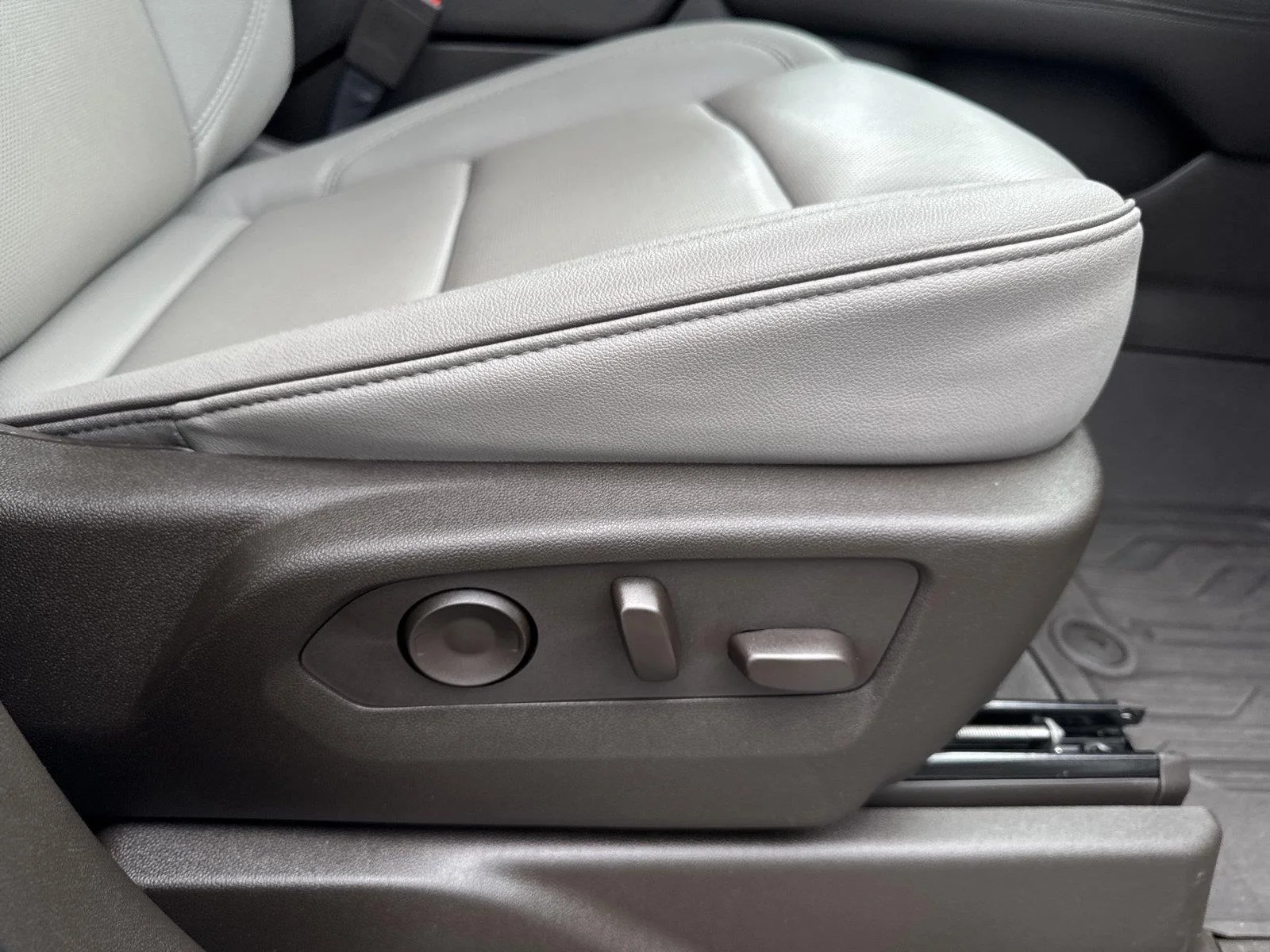 Used 2025 Summit White GMC Elevation image 39