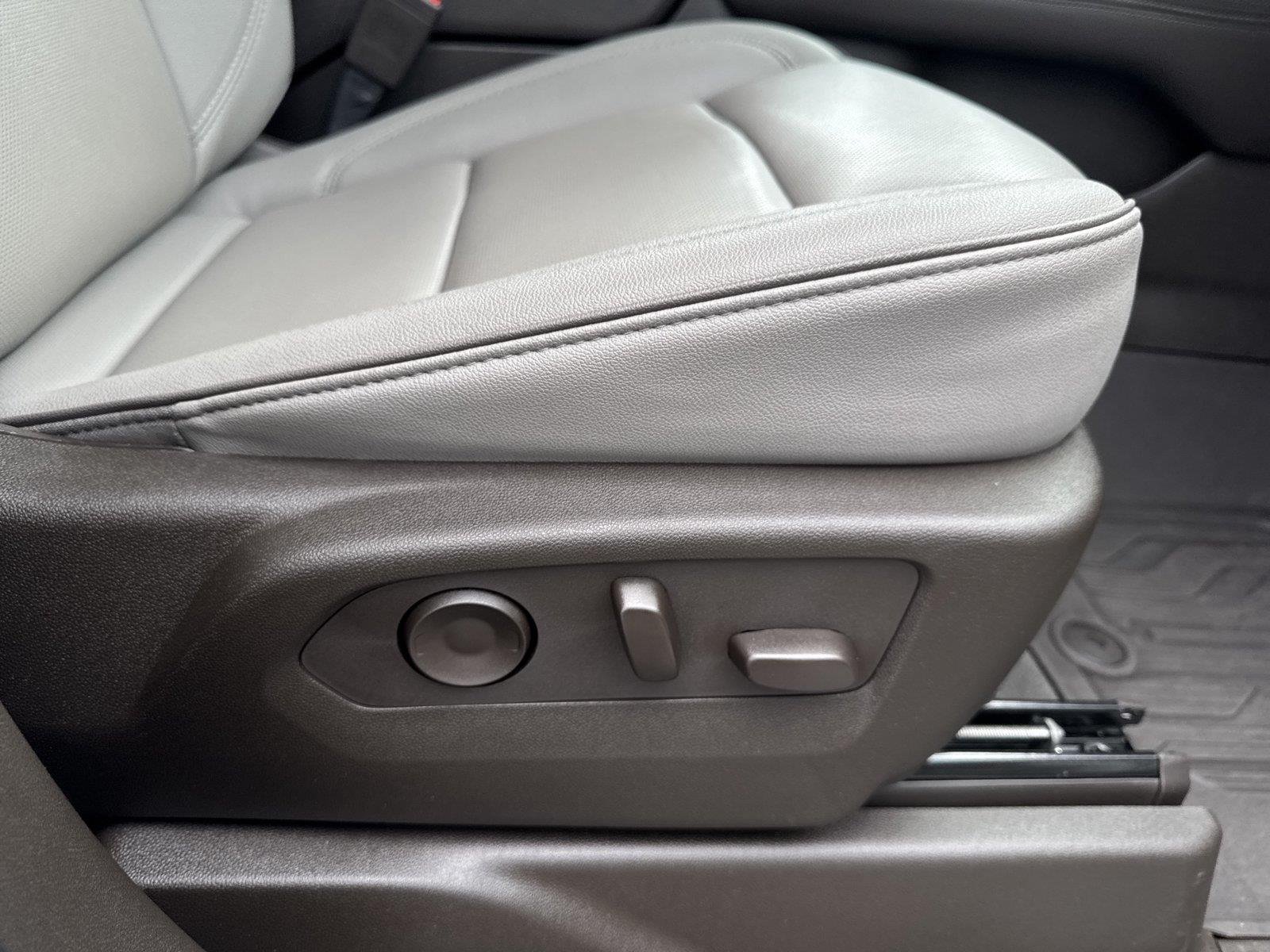 Used 2025 Summit White GMC Elevation image 39