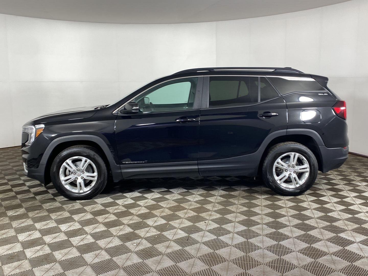 Used 2023 Ebony Twilight Metallic GMC SLE image 8