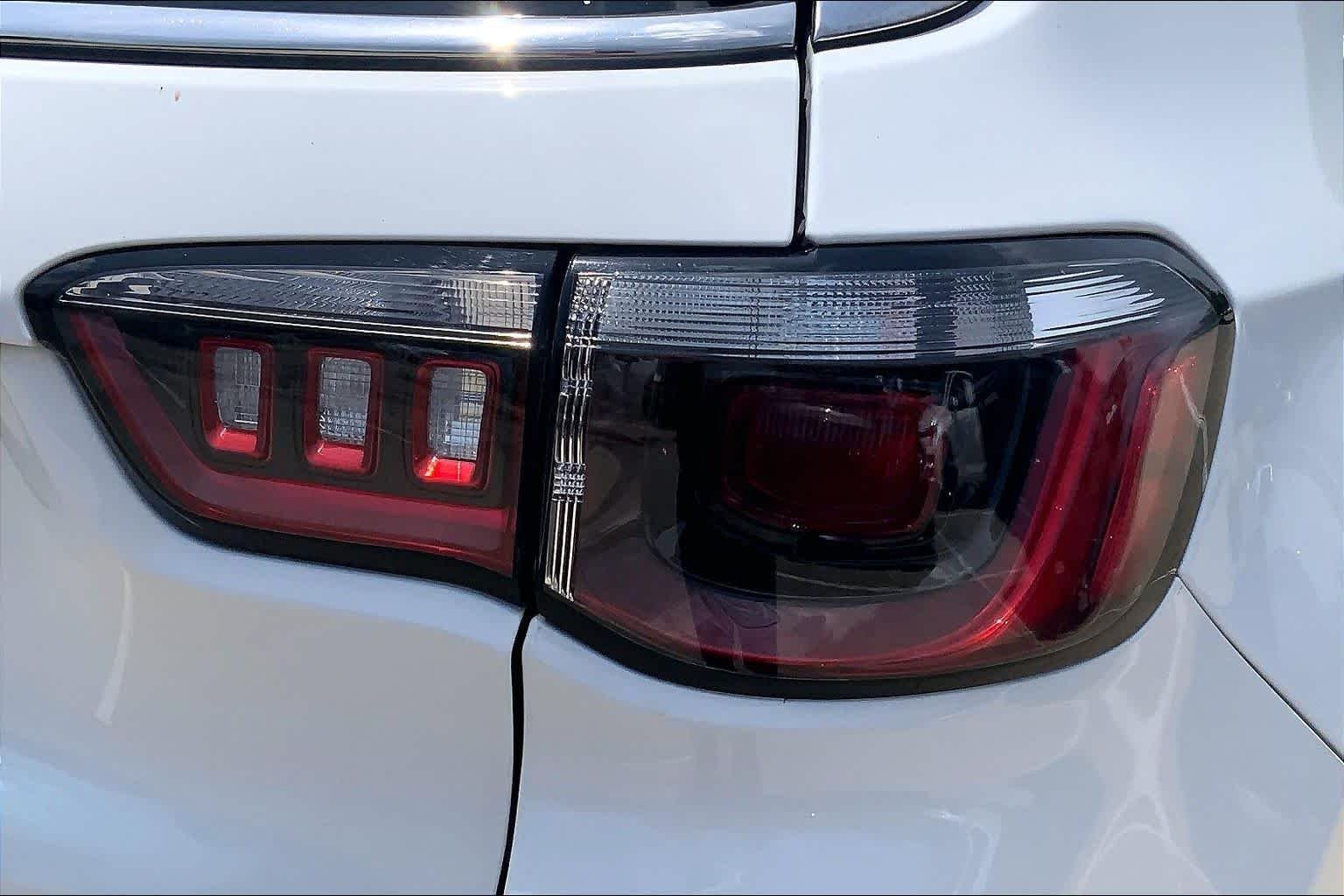 Used 2024 Bright White Clearcoat Jeep Latitude image 28