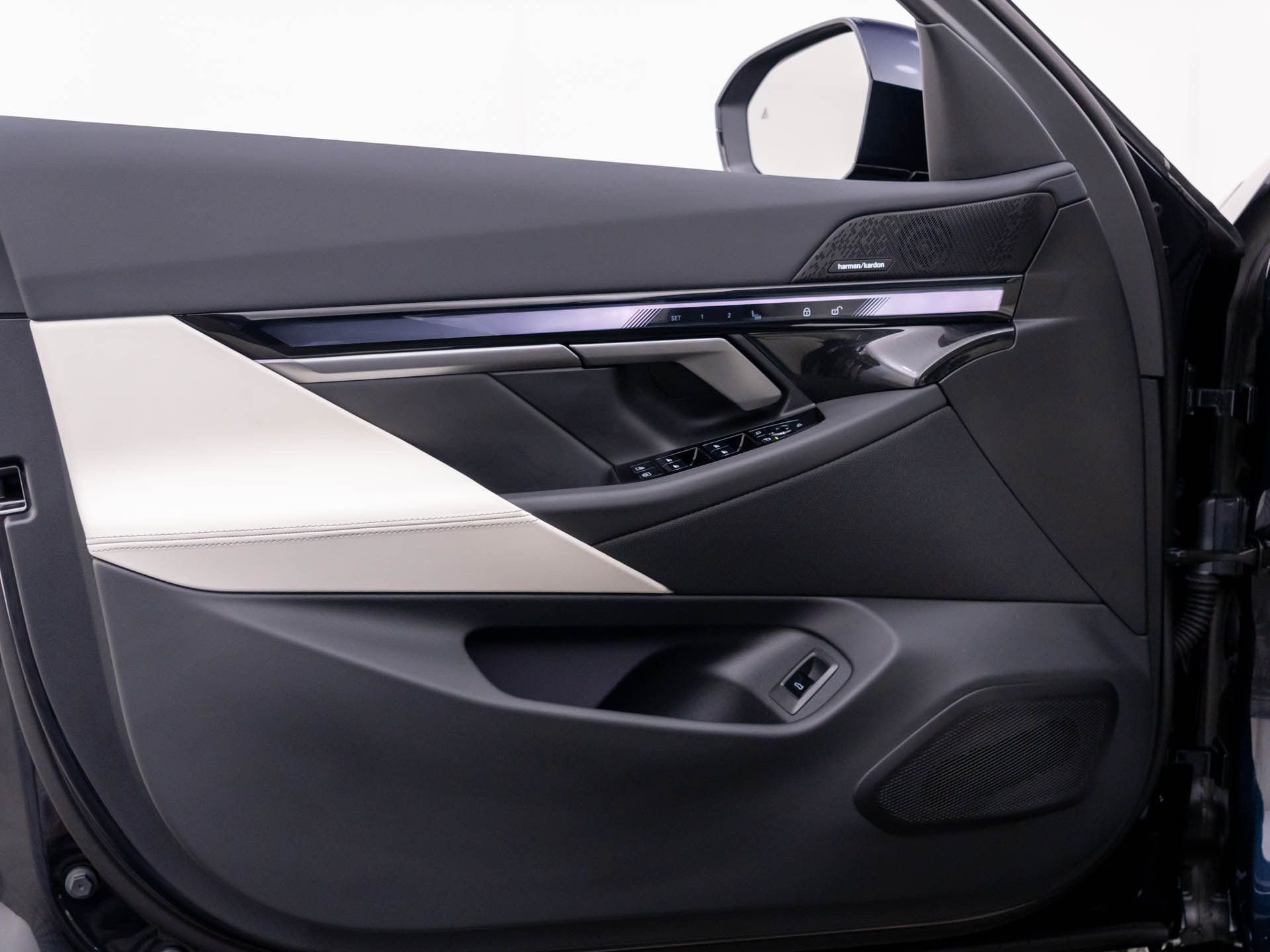 New 2027 Carbon Black Metallic BMW 550e xDrive image 13