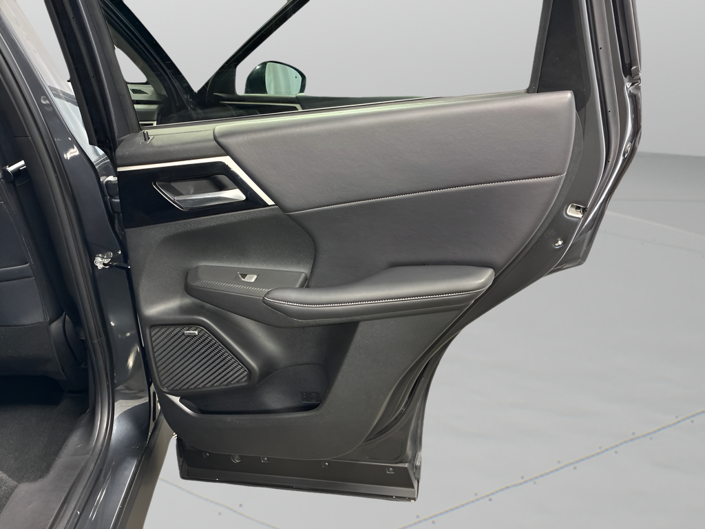 Used 2025  Mitsubishi SE image 35