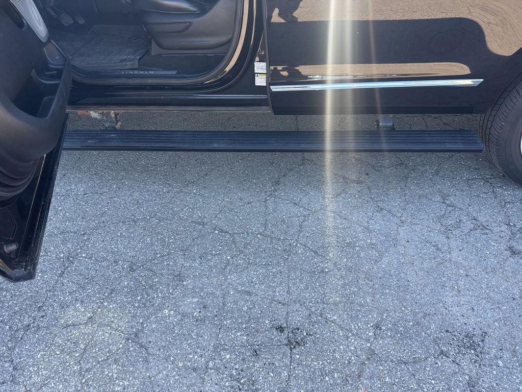 Used 2019 Black Metallic Lincoln Reserve image 16