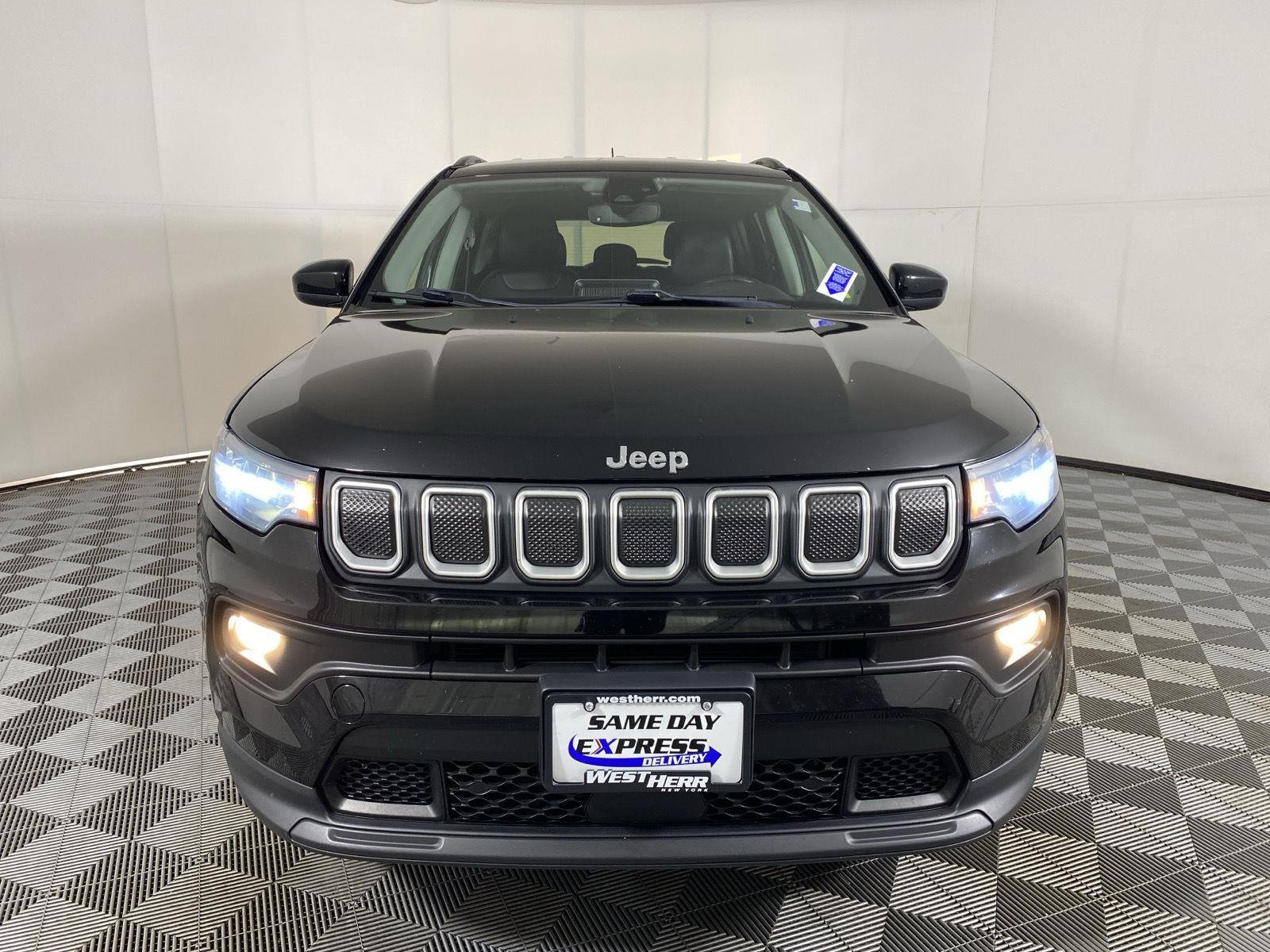 Used 2022 Diamond Black Crystal Pearlcoat Jeep Latitude image 9