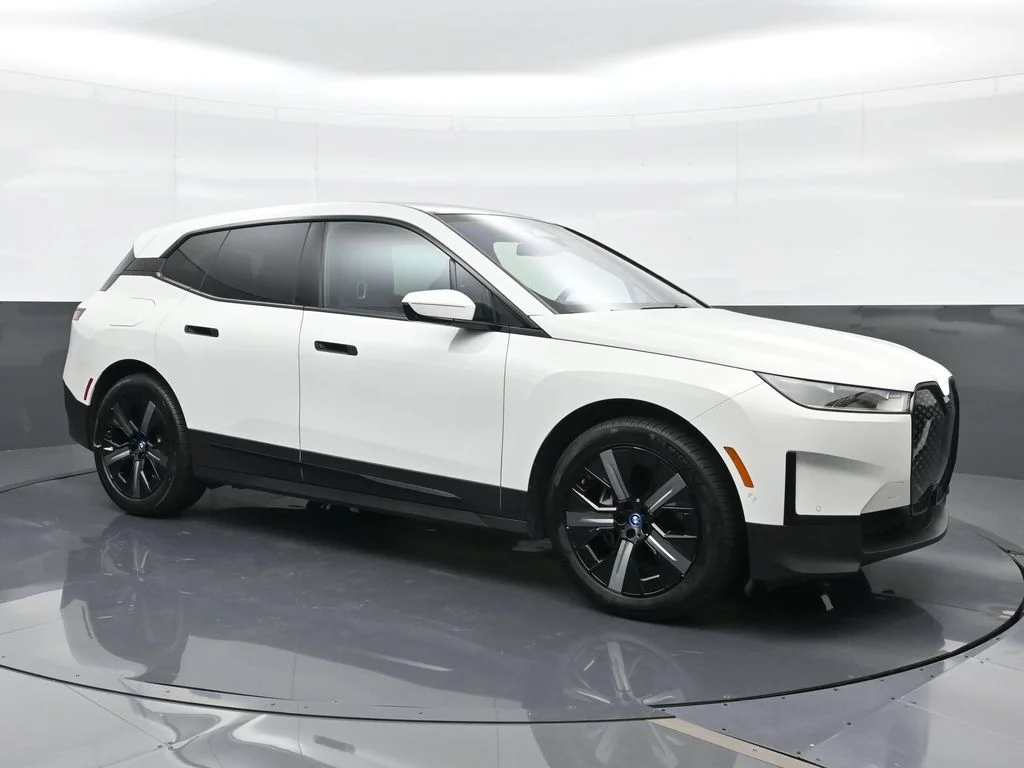 Used 2024 White BMW xDrive50 image 13