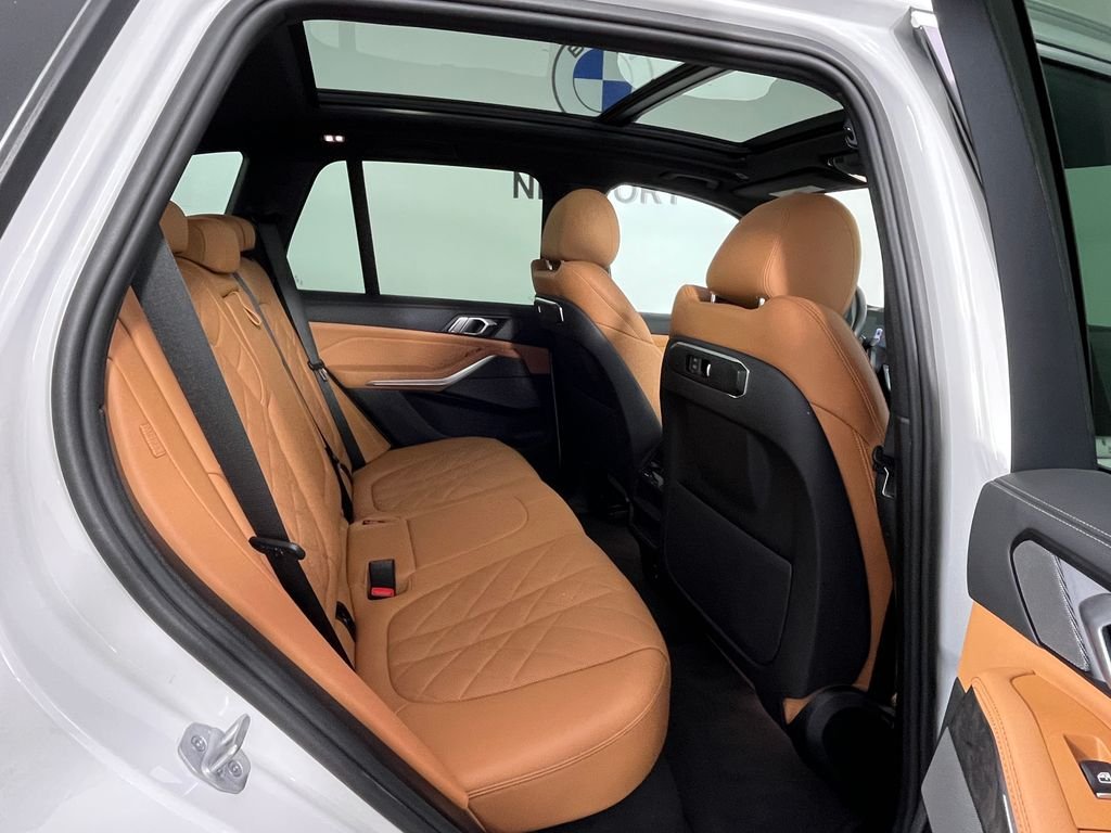 Used 2024 White BMW xDrive40i image 23