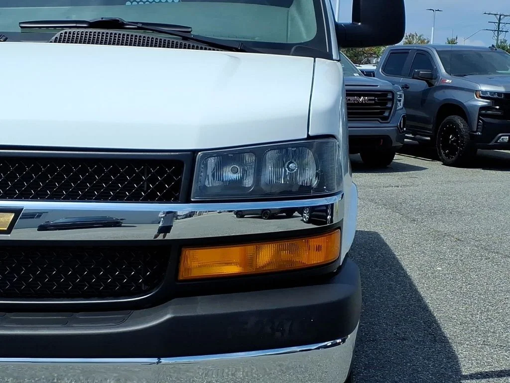 Used 2025 White Chevrolet Work Van image 22