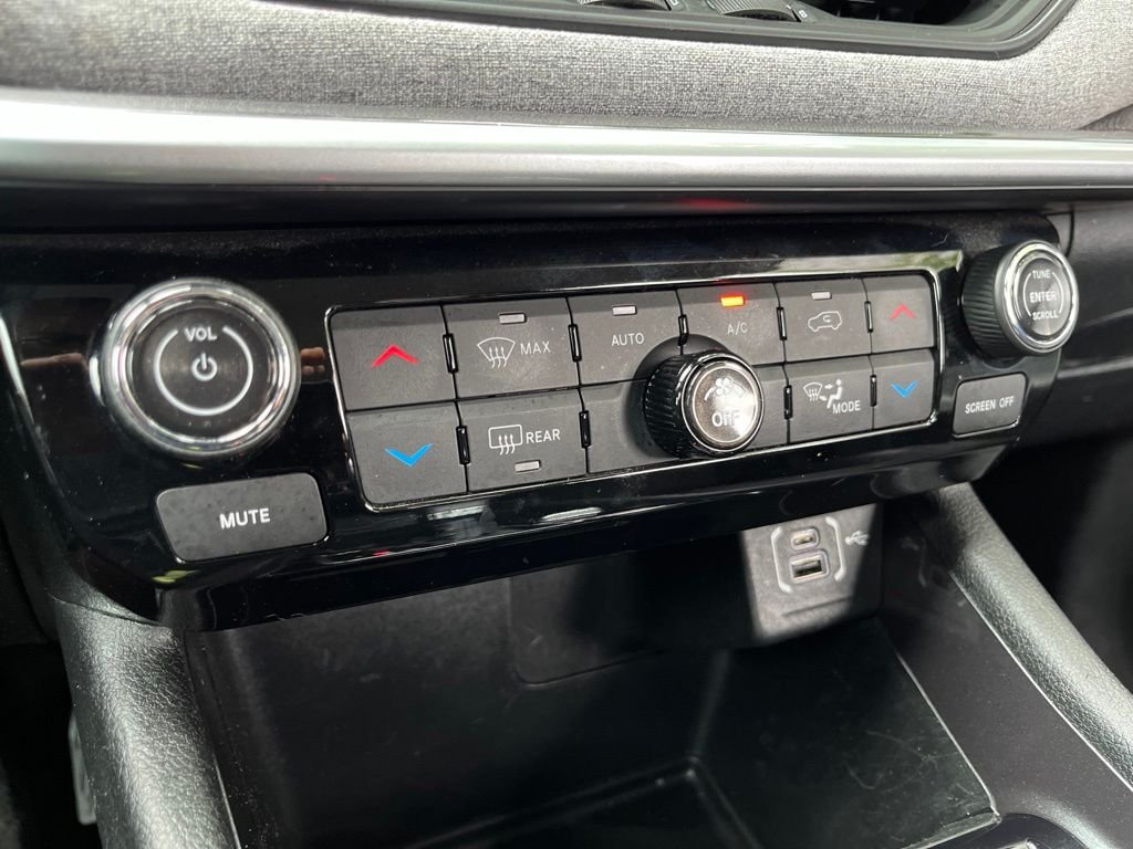 Used 2022 Crystal Metallic Jeep Latitude image 29