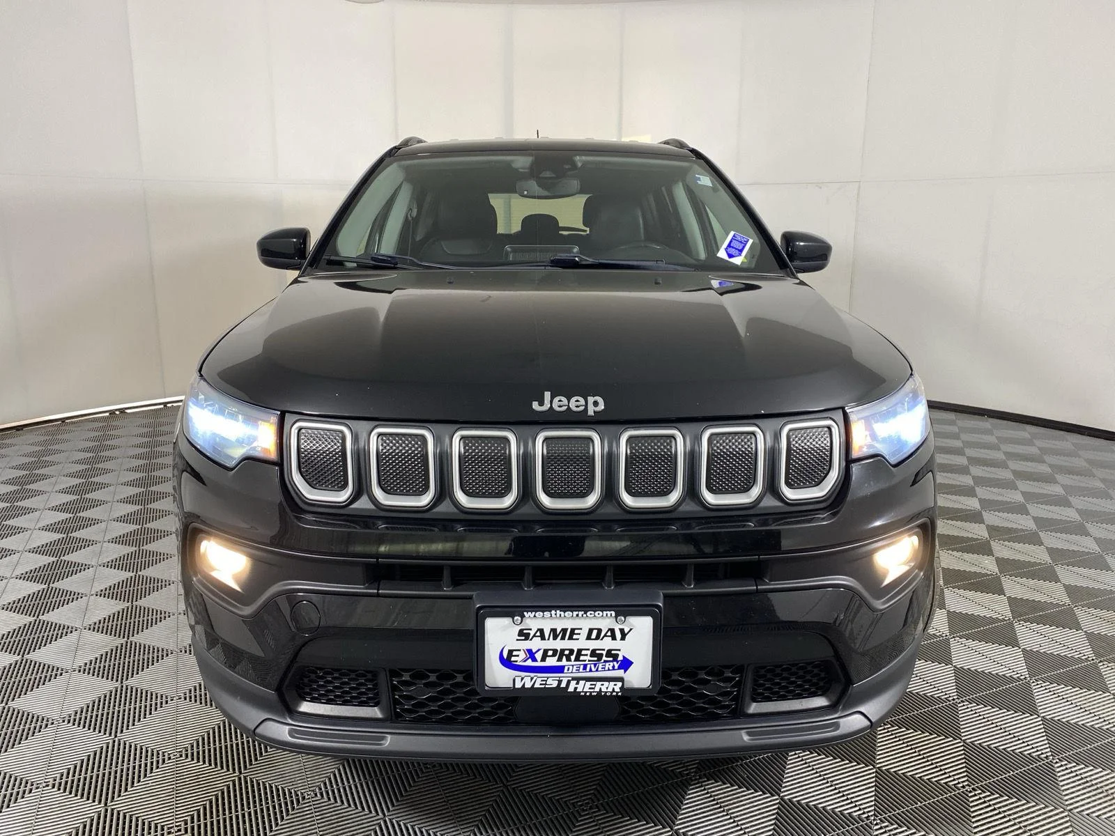 Used 2022 Diamond Black Crystal Pearlcoat Jeep Latitude image 9
