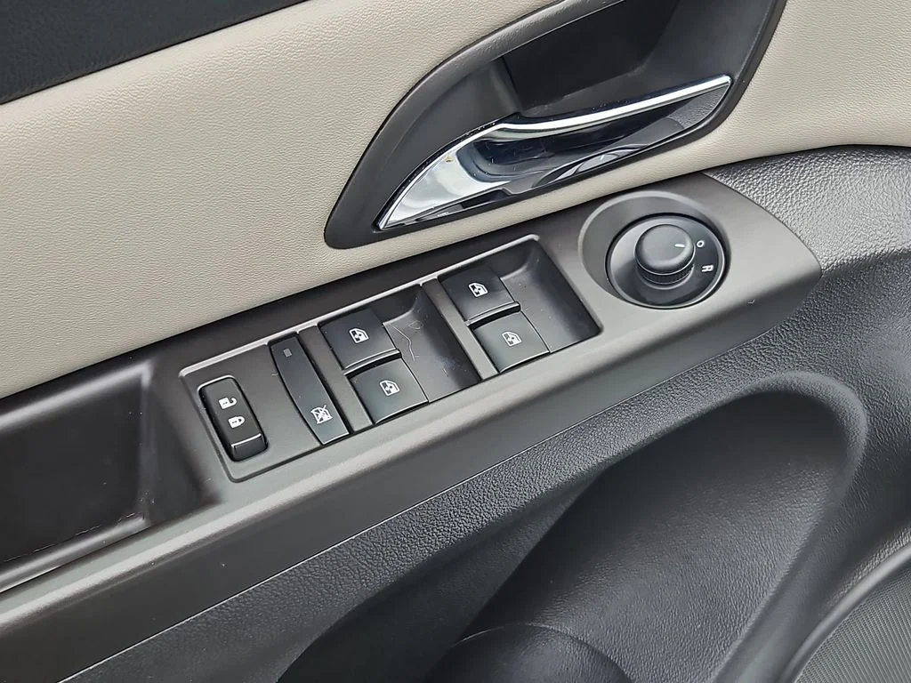 Used 2015 Summit White Chevrolet 1LT image 11