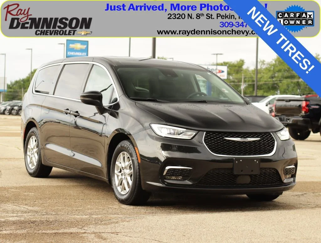 2023 Chrysler Pacifica Touring L's photo