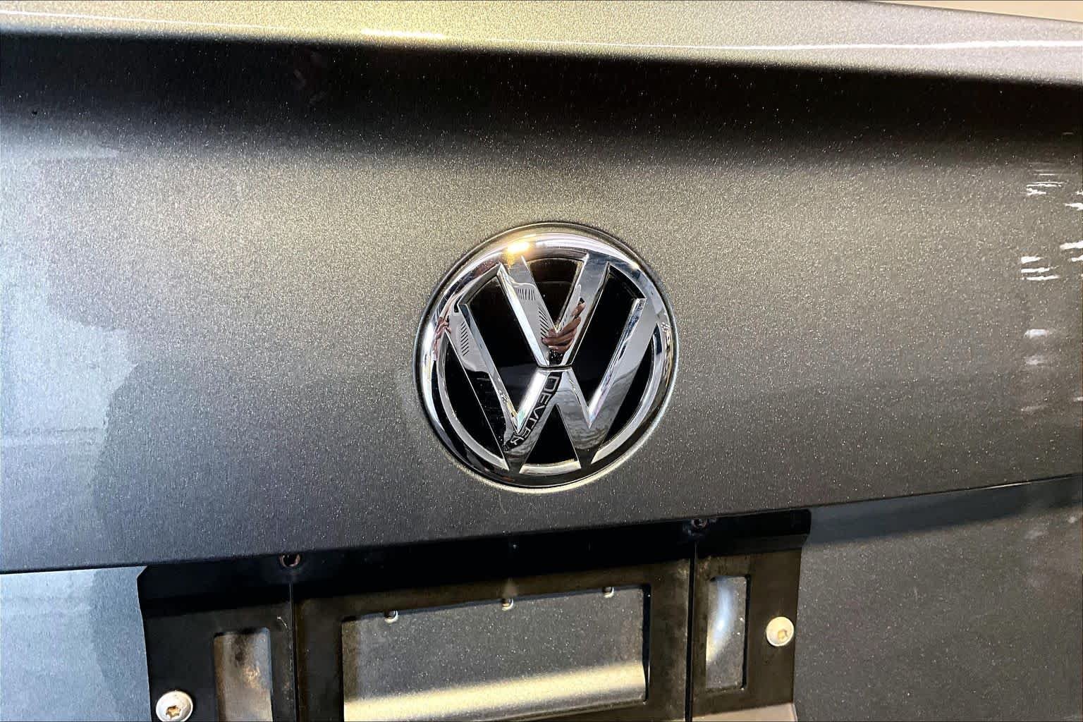 Used 2019 Platinum Gray Metallic Volkswagen SE image 33