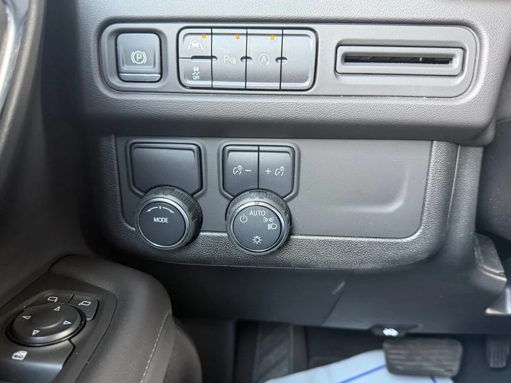 Used 2024 Summit White Chevrolet LT image 33
