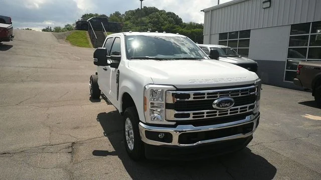 New 2026 Oxford White Ford F-350® XLT image 3